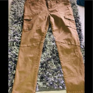 MANGO. Woman’s plus size pants.